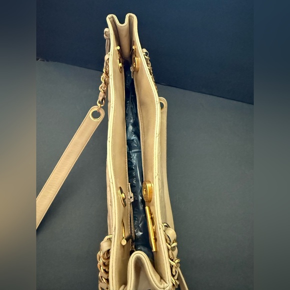 Chanel Metellase Chain Shoulder Bag - Picture 10 of 16